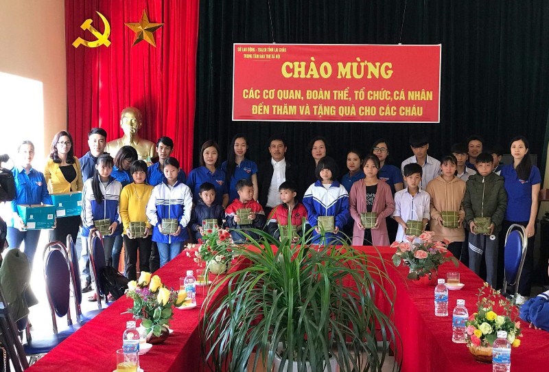 Đoàn phường Tân Phong tặng quà cho trẻ em mồ côi, khuyết tật tại Trung tâm Bảo trợ xã hội tỉnh