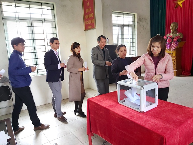 Các thành viên Ban Chỉ đạo xây dựng NTM huyện Tam Đường bỏ phiếu thẩm định kết quả xây dựng NTM xã Hồ Thầu