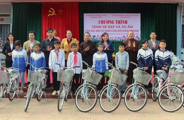 Đại diện lãnh đạo UBND, UBMTTQ thành phố, Ban Trị sự GHPGVN tỉnh Lai Châu và Nghệ An trao xe đạp cho học sinh