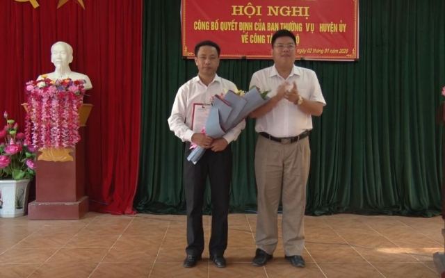 Đ/c Lò Văn Hương - Phó Bí thư Huyện ủy trao quyết định và tặng hoa chúc mừng đồng chí Nguyễn Thanh Sửu