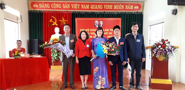 Các đại biểu tặng hoa chúc mừng Ban chi ủy khóa VII, nhiệm kỳ 2020 - 2022