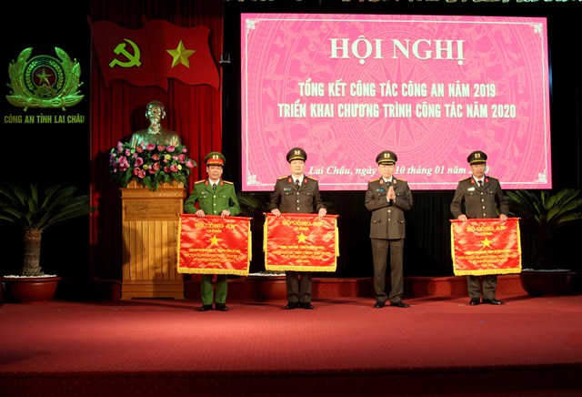 Đại tướng Tô Lâm - UVBCT, Bộ trưởng Bộ Công an trao cờ thi đua cho các tập thể vì có thành tích xuất sắc trong phong trào thi đua “Vì an ninh Tổ quốc” cấp cơ sở năm 2019