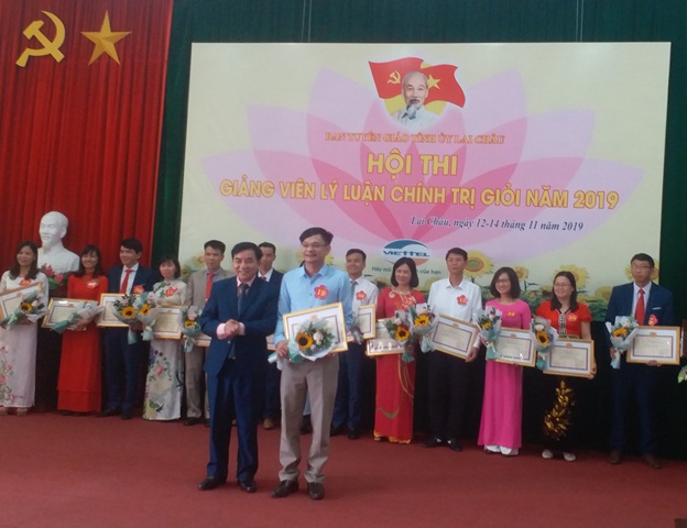 Đ/c Trần Đức Vương - UVBTVTU, Trưởng Ban Tuyên giáo Tỉnh ủy trao thưởng cho thi sinh đạt giải nhất Hội thi giảng viên lý luận chính trị giỏi cấp tỉnh năm 2019