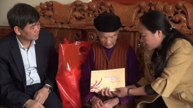 Đ/c Lê Thị Kim Ngân - Phó Bí thư Thường trực Huyện ủy, Chủ tịch HĐND huyện trao quà cho gia đình chính sách