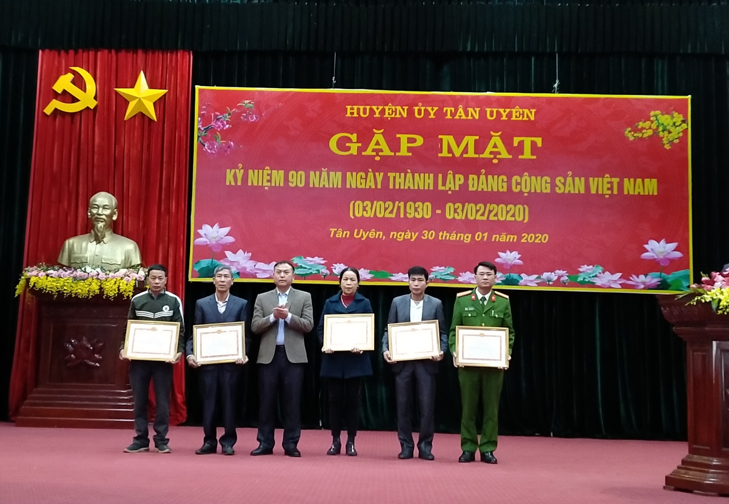 Đ/c Nguyễn Sỹ Cảnh - TUV, Bí thư Huyện ủy, Chủ tịch UBND huyện tặng giấy khen cho các tập thể, các nhân tiêu biểu