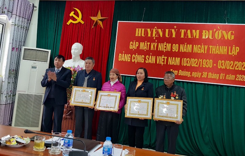 Đ/c Hoàng Thọ Trung - TUV, Bí thư Huyện ủy trao huy hiệu Đảng cho các đảng viên 40-45 năm tuổi Đảng