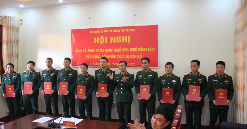 Đ/c Thượng tá Trần Văn Bắc - Phó Bí thư Đảng ủy, Chỉ huy trưởng Bộ CHQS tỉnh trao quyết định điều động, bổ nhiệm cho các cán bộ