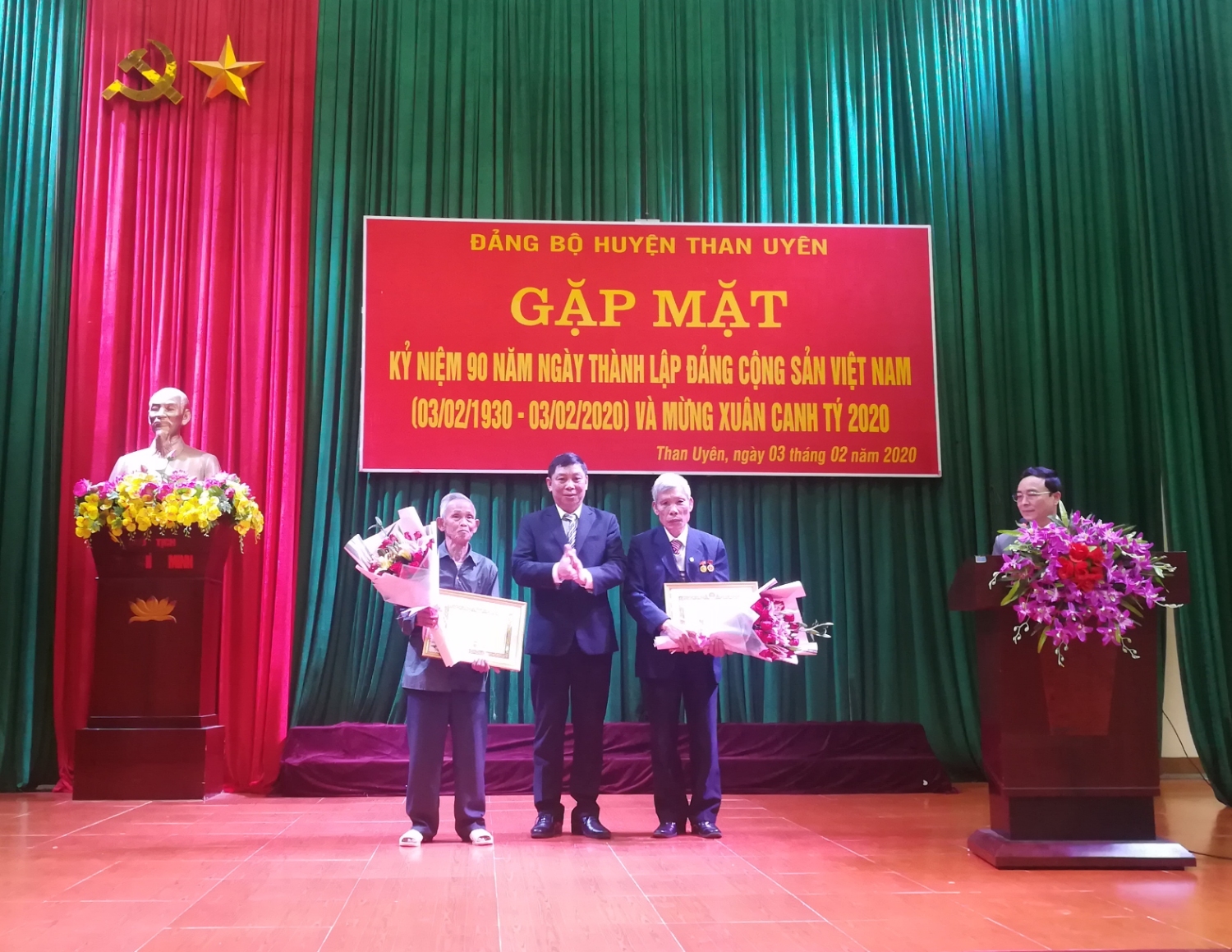 Đ/c Hoàng Hữu An - Bí thư Huyện ủy trao huy hiệu 40, 55 năm tuổi Đảng cho 2 đảng viên