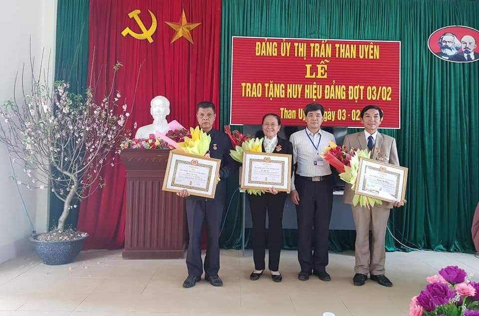 Lãnh đạo Đảng ủy thị trấn trao huy hiệu Đảng cho các đảng viên