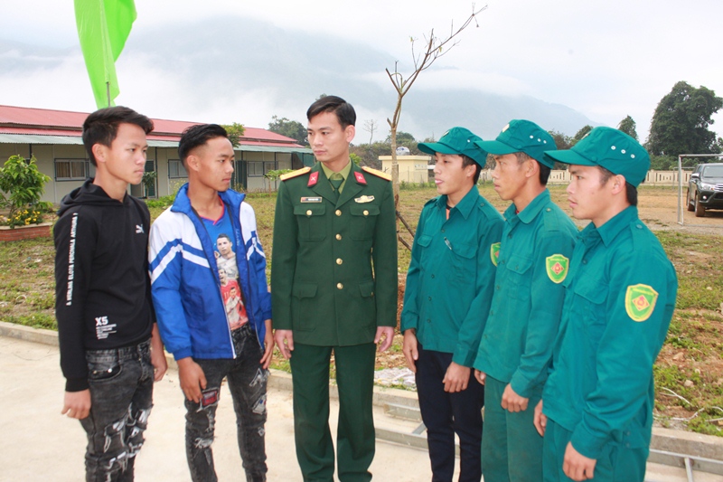 Cán bộ Bộ CHQS tỉnh nắm bắt tư tưởng thanh niên nhập ngũ của xã Trung Chải, huyện Nậm Nhùn