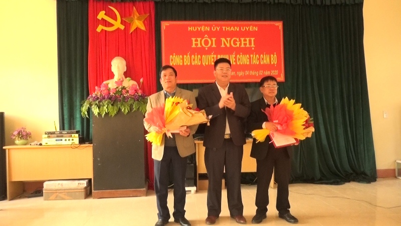 Đ/c Lò Văn Hương - Phó Bí thư Huyện ủy trao quyết định điều động, bổ nhiệm cho 2 đồng chí