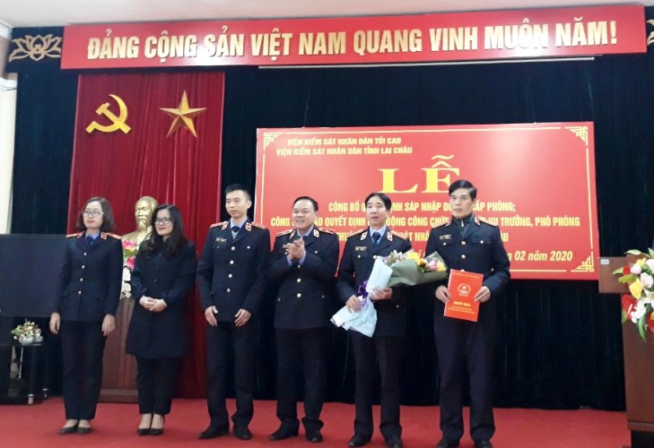 Đ/c Nông Văn Hải - Viện trưởng Viện KSND tỉnh trao quyết định cho Phòng Kiểm sát việc tạm giữ, tạm giam và thi hành án
