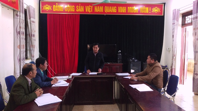 Đ/c Trần Đức Vương - UVBTVTU, Trưởng BTGTU làm việc với Thường trực Đảng ủy xã Hồng Thu về công tác phòng chống dịch bệnh