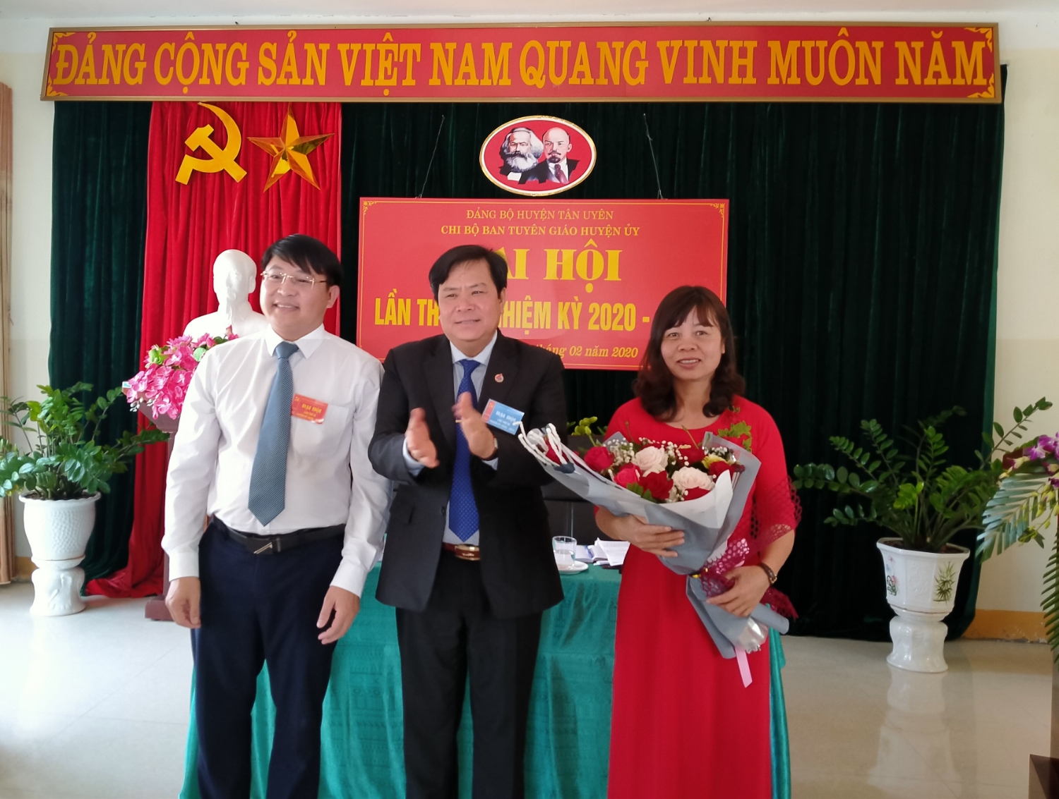 Đ/c Phan Văn Nguyên - Phó Bí thư Thường trực Huyện ủy, Chủ tịch HĐND huyện tặng hoa chúc mừng các đồng chí cấp ủy khóa mới