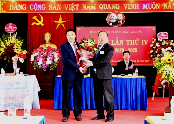 Đ/c Nguyễn Hữu Mai - Bí thư Đảng ủy Khối Doanh nghiệp tỉnh tặng hoa chúc mừng Đại hội