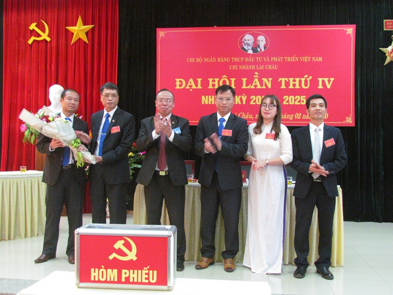 Đ/c Nguyễn Hữu Mai - Bí thư Đảng ủy Khối Doanh nghiệp tỉnh tặng hoa chúc mừng Ban Chi ủy khóa mới