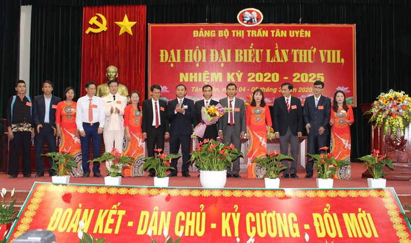 Đ/c Nguyễn Sỹ Cảnh - TUV, Bí thư Huyện ủy, Chủ tịch UBND huyện chúc mừng Ban Chấp hành Đảng bộ thị trấn nhiệm kỳ 2020-2025