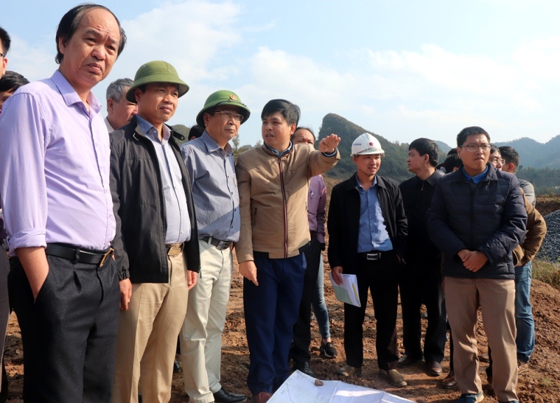 Đoàn công tác Bộ NN&PTNT nghe báo cáo tiến độ triển khai xây dựng hồ chứa nước Xà Dề Phìn
