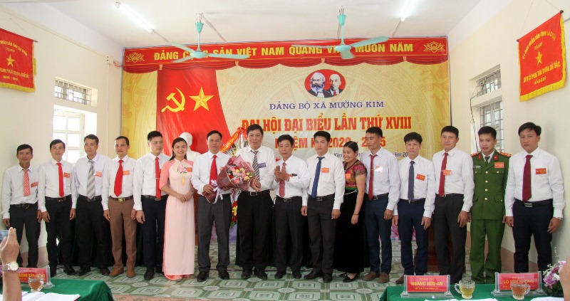 Đồng chí Hoàng Hữu An - TUV, Bí thư Huyện ủy tặng hoa chúc mừng ban chấp hành đảng bộ xã khóa XVIII, nhiệm kỳ 2020-2025