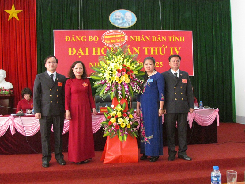 Đ/c Triệu Thị Vân - TUV, Bí thư Đảng ủy Khối các cơ quan tỉnh tặng hoa chúc mừng đại hội