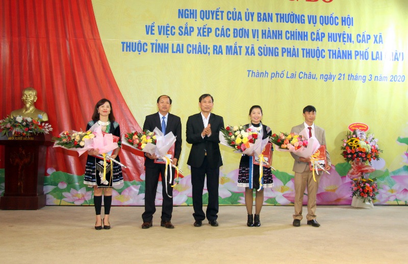 Đ/c Vương Văn Thắng - UVBTVTU, Bí thư, Chủ tịch HĐND thành phố trao quyết định chỉ định Ban Thường vụ Đảng ủy xã Sùng Phài