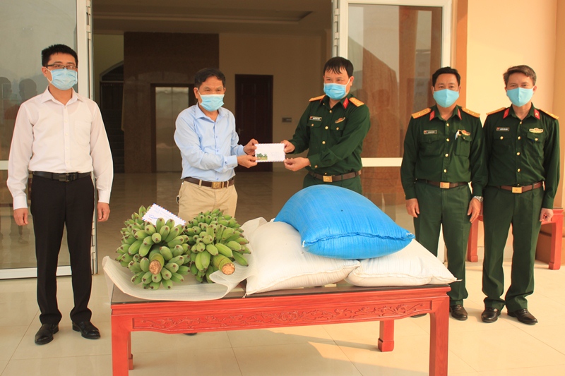 Công ty Trách nhiệm Hữu hạn Anh Thơ, xã Pa So, huyện Phong Thổ trao quà ủng hộ cho Bộ CHQS tỉnh