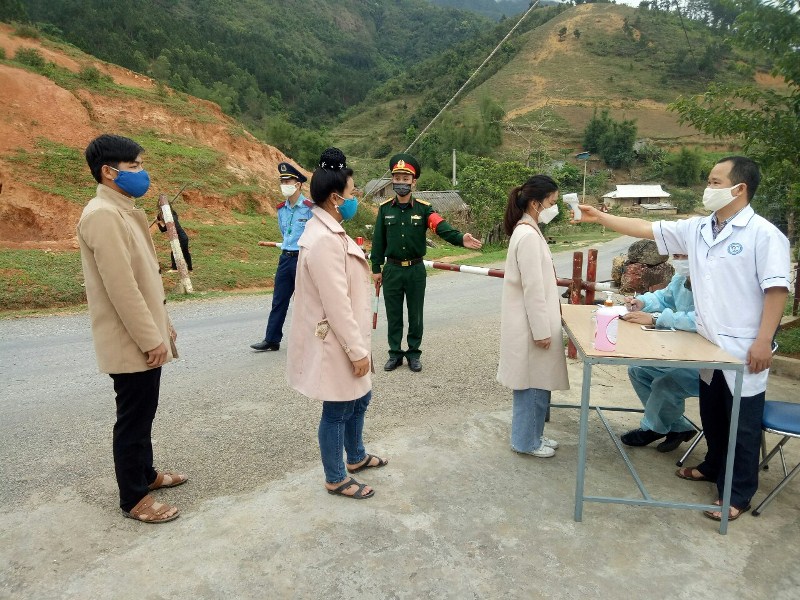 Đội kiểm soát dịch bệnh thực hiện nhiệm vụ tại chốt thuộc xã Phúc Than, huyện Than Uyên