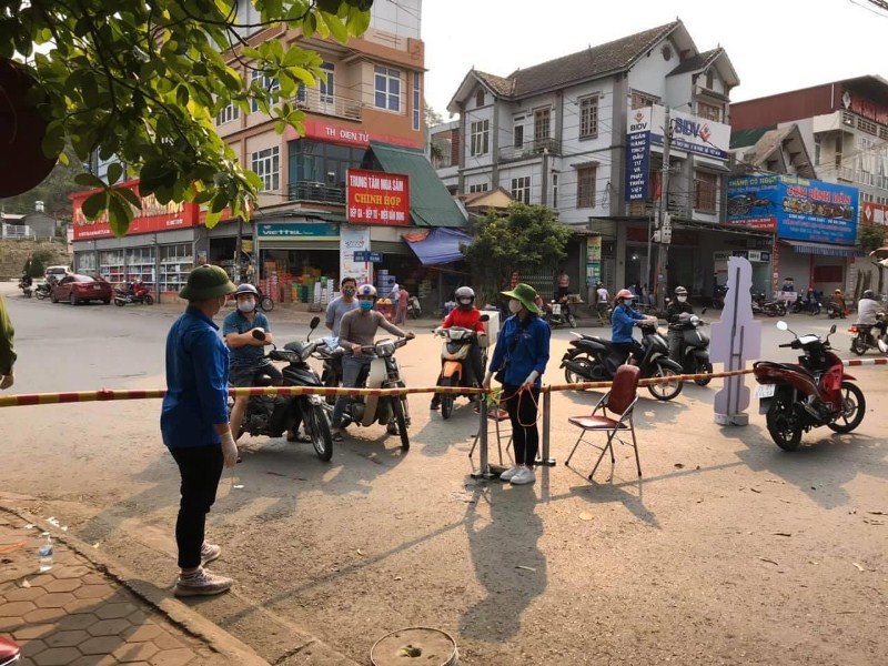 Thành phố Lai Châu lập chốt tại chợ Đoàn Kết nhằm hạn chế người ra vào chợ, ngăn chặn dịch bệnh Covid-19 lây lan