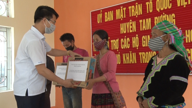 Đ/c Hoàng Quốc Khánh - Bí thư Huyện ủy trao hỗ trợ gạo và các nhu yếu phẩm cho các hộ nghèo ở xã Sơn Bình bị ảnh hưởng dịch Covid-19