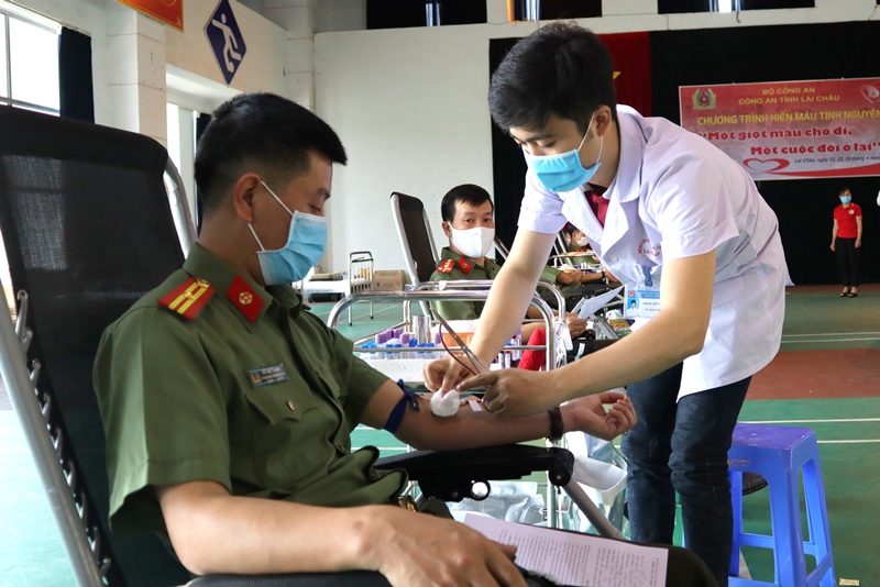 Cán bộ, chiến sỹ Công an tỉnh tham gia hiến máu tình nguyện