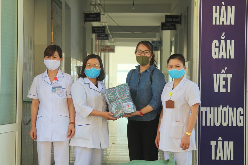 Đại diện Báo Lai Châu trao quà cho Trung tâm Y tế huyện Sìn Hồ