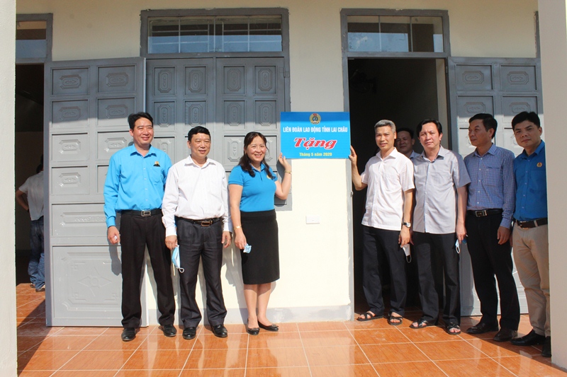 Đại diện lãnh đạo LĐLĐ tỉnh, Sở Y tế và huyện Nậm Nhùn bàn giao nhà công vụ cho Trung tâm Y tế huyện Nậm Nhùn