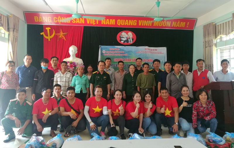 Đại diện lãnh đạo Hội Chữ thập đỏ tỉnh, huyện Than Uyên và Nhóm cầu thiện nguyện Bắc Trung Nam trao quà cho các hộ dân ở xã Khoen On