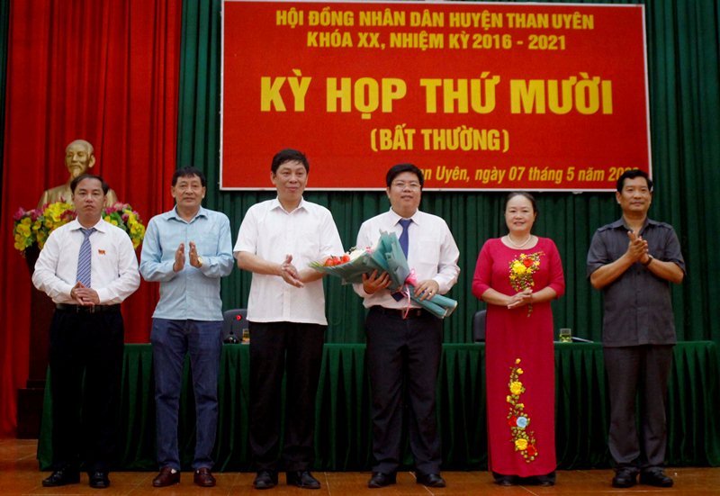 Đại diện lãnh đạo tỉnh, Sở Nội vụ, huyện Than Uyên tặng hoa chúc mừng đồng chí Lò Văn Hương được bầu chức danh Chủ tịch UBND huyện