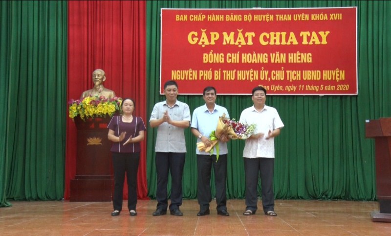 Các đồng chí lãnh đạo Huyện ủy, HĐND, UBND huyện Than Uyên tặng quà chia tay đồng chí Hoàng Văn Hiêng nghỉ chế độ hưu trí