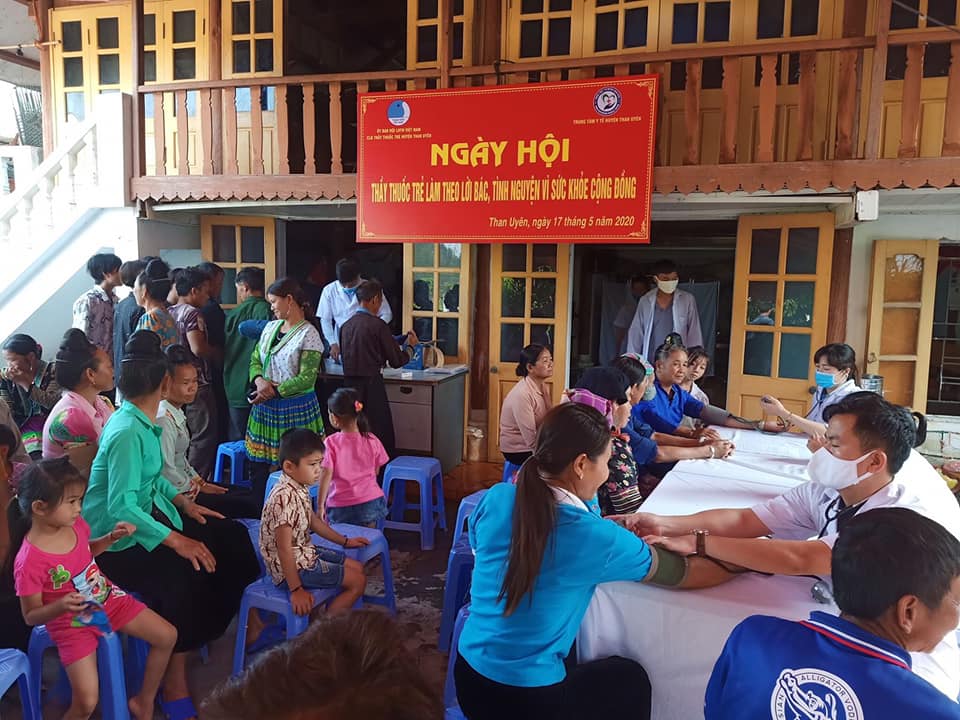 Thành viên Câu lạc bộ Thầy thuốc trẻ huyện Than Uyên khám sàng lọc cho người dân bản Noong Thăng, xã Phúc Than
