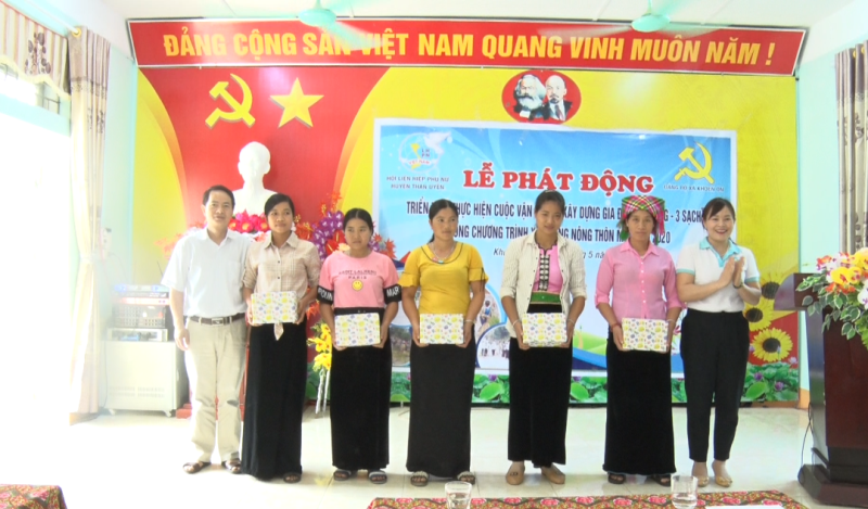 Lãnh đạo UBMTTQ và Hội LHPN huyện tặng quà cho các hội viên phụ nữ xã Khoen On có thành tích xuất sắc trong công tác hội