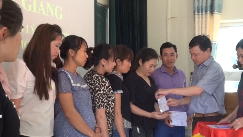 Đồng chí Trần Thị Sâm, UVBTV - Trưởng BTG - Giám đốc TTCT huyện trao giấy chứng nhận cho các học viên