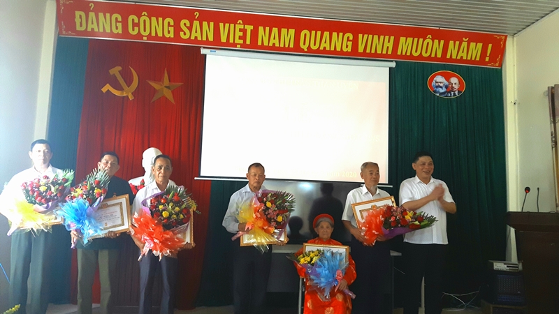 Đ/c Hoàng Hữu An - TUV, Bí thư Huyện ủy trao Huy hiệu cho đảng viên tại Đảng bộ thị trấn Than Uyên