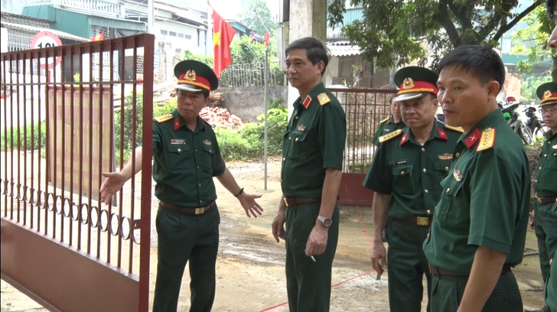 Đ/c Thiếu tướng Phạm Hồng Chương - Tư lệnh Quân khu 2 và đoàn công tác kiểm tra thực tế tại Ban Chỉ huy Quân sự huyện Than Uyên