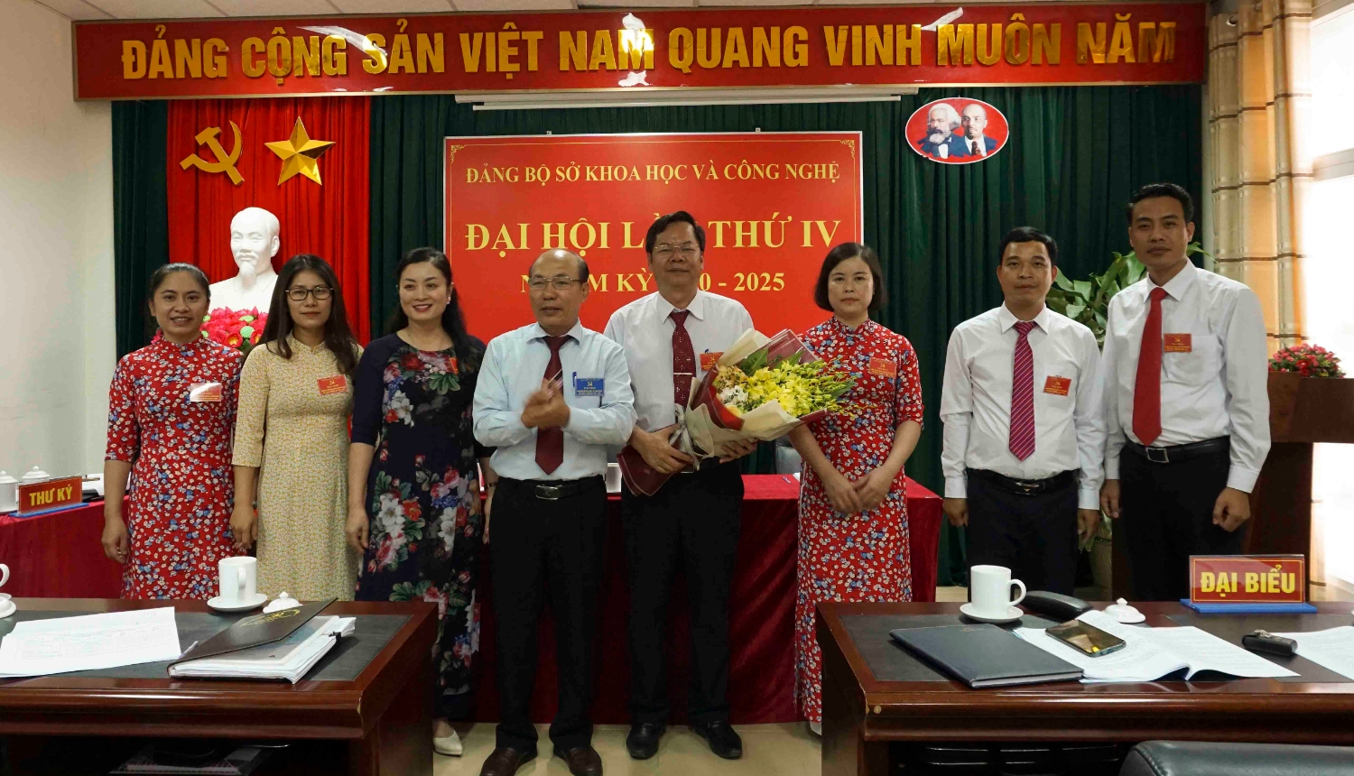 Đ/c Nguyễn Thái Sơn - Phó Bí thư Đảng ủy Khối Các cơ quan và Doanh nghiệp tỉnh tặng hoa chúc mừng BCH Đảng bộ Sở KH-CN khóa IV.