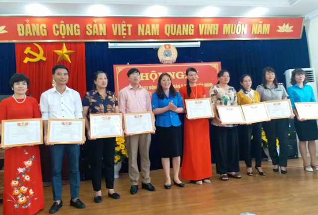 Đ/c Nguyễn Thị Thiện - TUV, Chủ tịch LĐLĐ tỉnh tặng Bằng khen cho các tập thể, cá nhân tiêu biểu trong phong trào thi đua giai đoạn 2015 - 2020