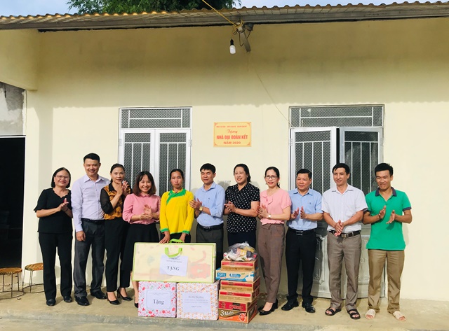 Đại diện lãnh đạo các ban, ngành, đoàn thể thành phố và xã San Thàng trao nhà cho gia đình anh Phan Văn Cùng