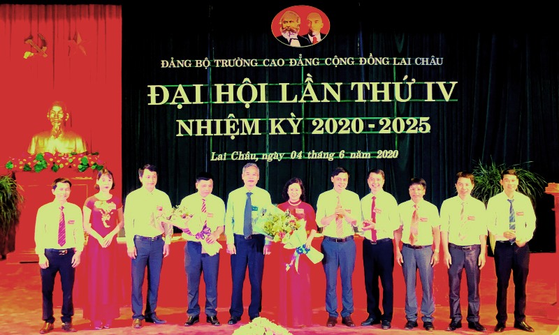 Đồng chí Vũ Văn Lương - Bí thư Đảng bộ khối các Cơ quan và Doanh nghiệp tỉnh tặng hoa chúc mừng Ban Chấp hành khóa mới