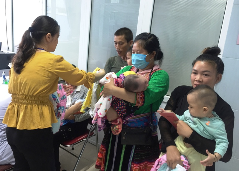 Bác sỹ Bệnh viện Tim Hà Nội khám bệnh, phát quà từ thiện cho các cháu tại điểm khám bệnh Bệnh viện Đa khoa tỉnh