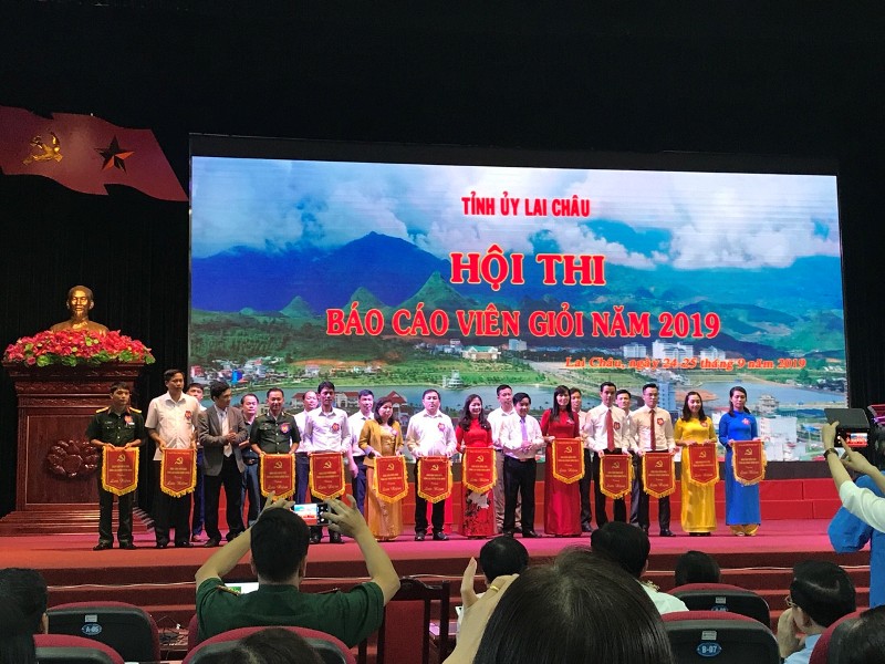 t/c Trần Đức Vương, UVBTV - Trưởng ban Tuyên giáo Tỉnh ủy Trao cờ lưu niệm cho các đoàn tham gia Hội thi Báo cáo viên giỏi năm 2019