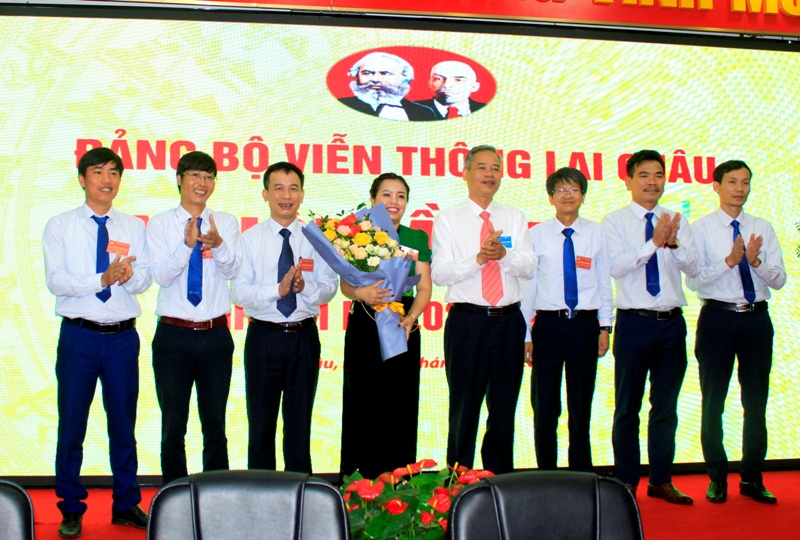 Đồng chí Vũ Văn Lương - Bí thư Đảng ủy Khối các Cơ quan và Doanh nghiệp tỉnh tặng hoa chúc mừng Ban Chấp hành Đảng bộ khóa mới