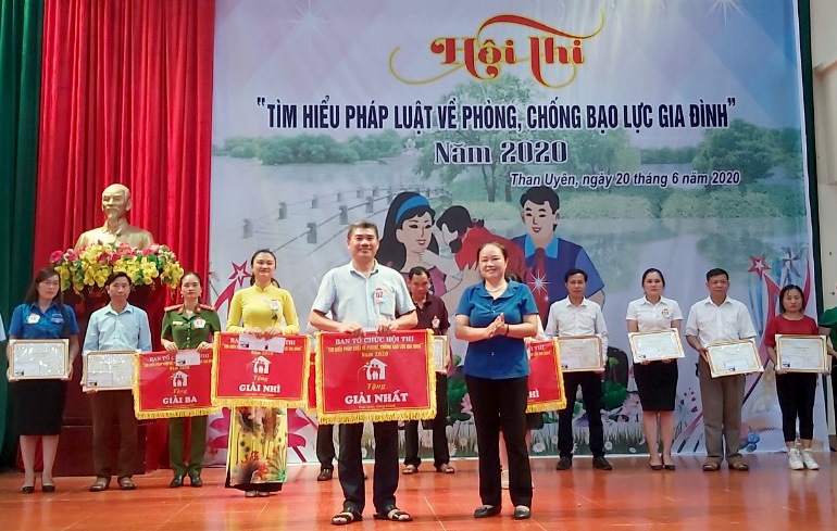 Đ/c Lê Thị Kim Ngân - Phó Bí thư TT Huyện ủy, Chủ tịch HĐND huyện trao giải cho đội đạt giải nhất