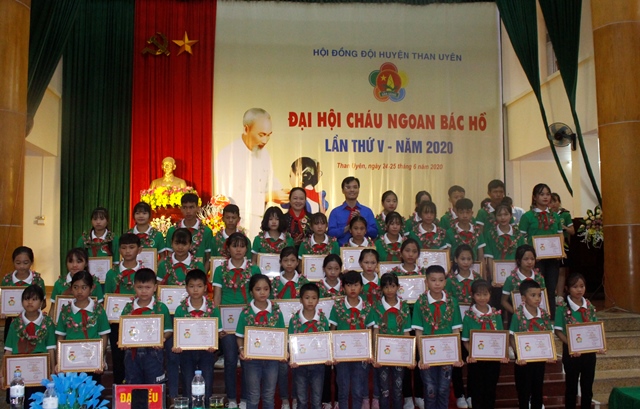 Lãnh đạo huyện ủy Than Uyên, Hội đồng đội tỉnh Lai Châu trao giấy chứng nhận cho các em học sinh