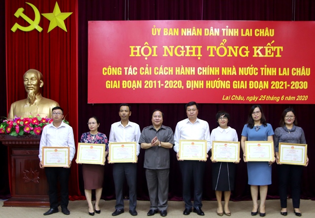 Đồng chí Tống Thanh Hải - UV BTV Tỉnh ủy, Phó Chủ tịch TT UBND tỉnh trao Bằng khen cho các cá nhân có thành tích xuất sắc, tiêu biểu.
